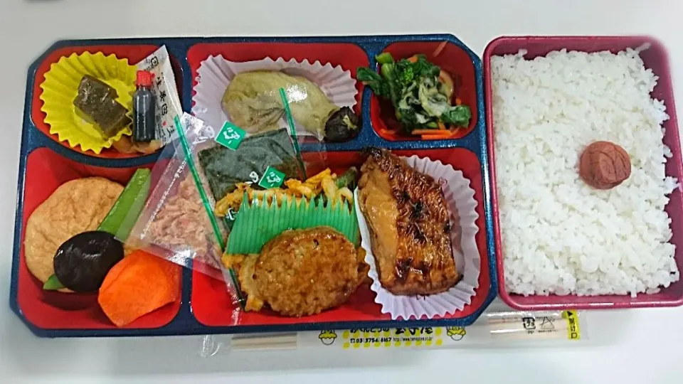 2017/05/02　今日の昼御飯:玉子屋弁当
今日のおかず入れは大きい

「Ｇｏｏｄバランス！幕の内弁当 日の丸ごはん」
・赤魚みりん焼
・野菜かき揚
・枝豆がんもと野菜煮
・ミニバーグ
・菜の花の辛子酢味噌
・味付海苔
・ピリ辛こんにゃく
--------------------------------
ライスのカ|津田 健次 Kenji Tsudaさん