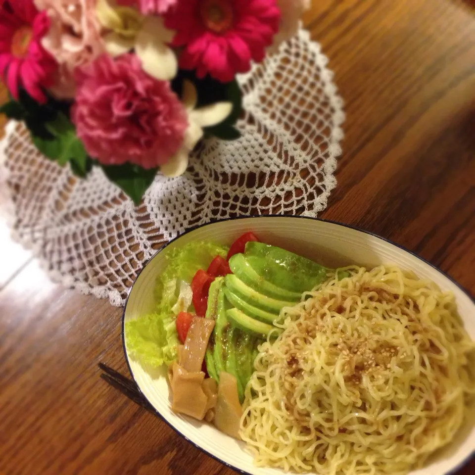 冷やし中華じゃないよ、ラーメンサラダだよ！
#北海道 #ラーサラ #アボカド #ラーメン #サラダ|Peaceさん