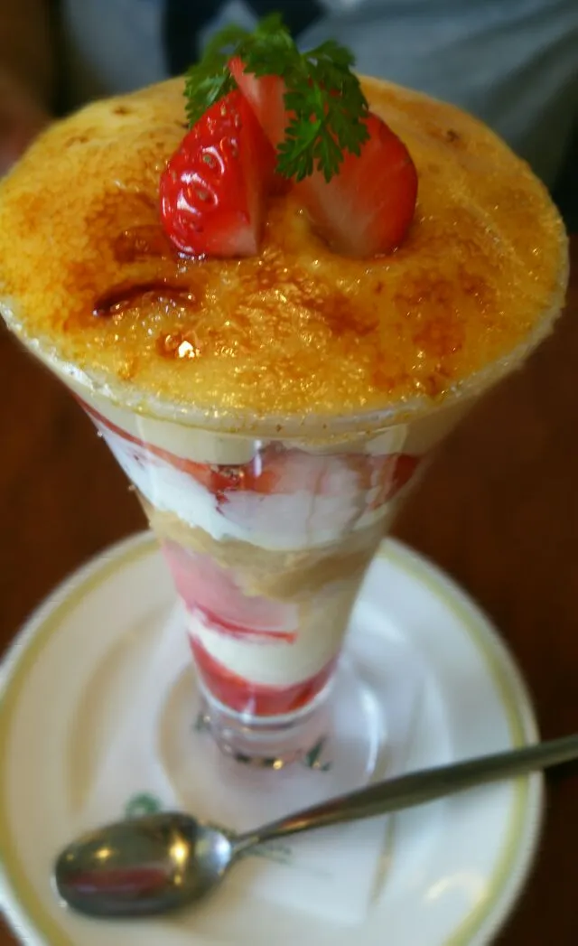 Snapdishの料理写真:Strawberry Crème Brulee parfait Eating out
 苺ブリュレパフェ   #甘党|まめさん