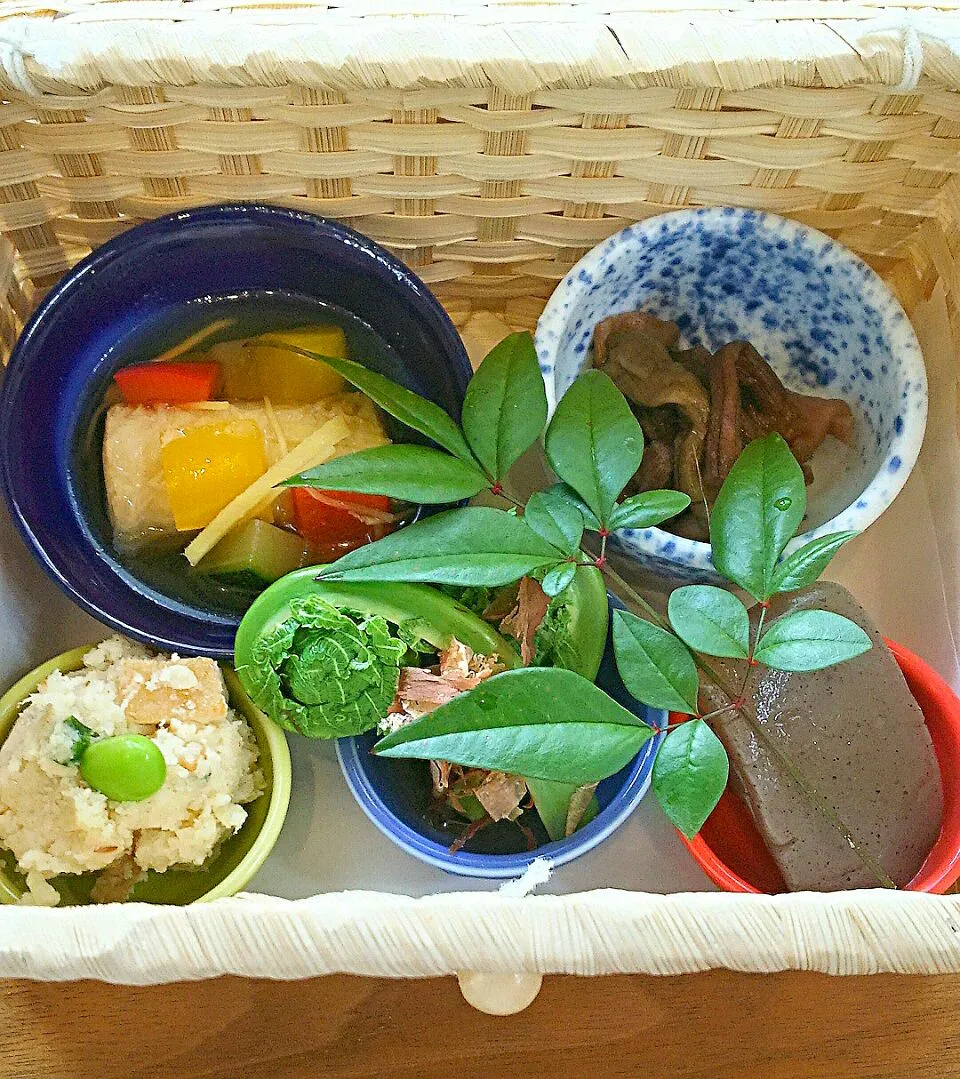 Beautiful appetizer❇  I ate lunch at my favorite cafe. 見た目にも美しい前菜  #ランチ お気にいり  #カフェ #赤ダツ #こごみ|まめさん