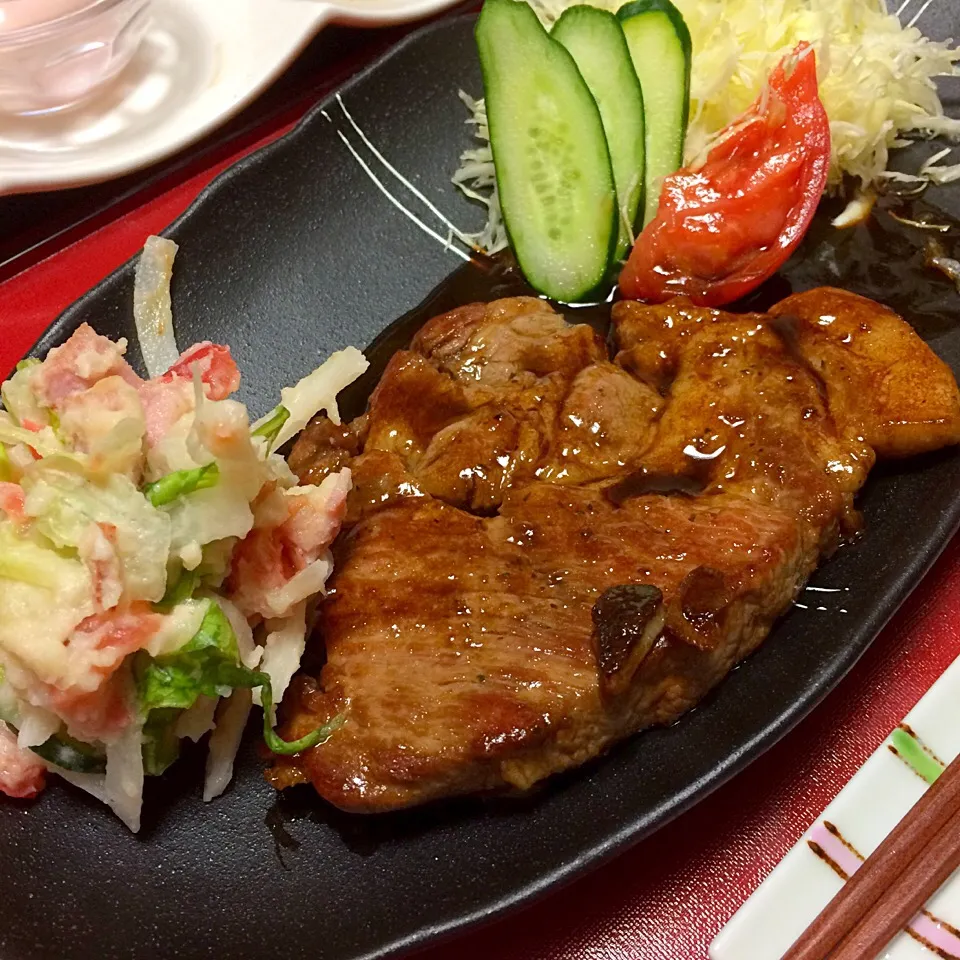 四日市名物 トンテキ🐷✨
レタス入りポテトサラダ🥔で
いただきます😋|mokoさん