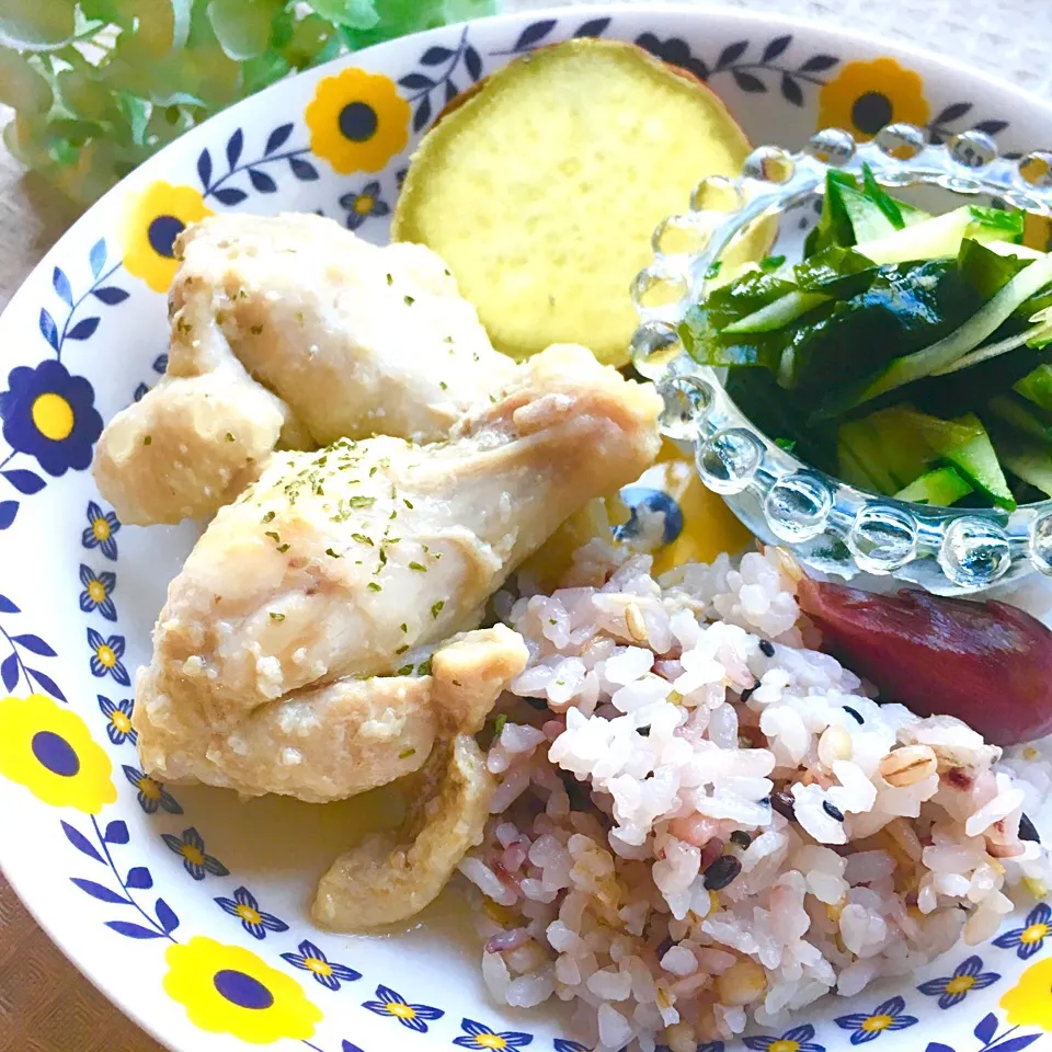 骨つきチキンのヘルシープレート♡
＊鶏手羽の塩糀蒸し
＊生わかめときゅうりの香る酢の物
＊みょうがの梅酢漬け
＊焼きイモ
＊雑穀ごはん|料理研究一家「古川家」さん