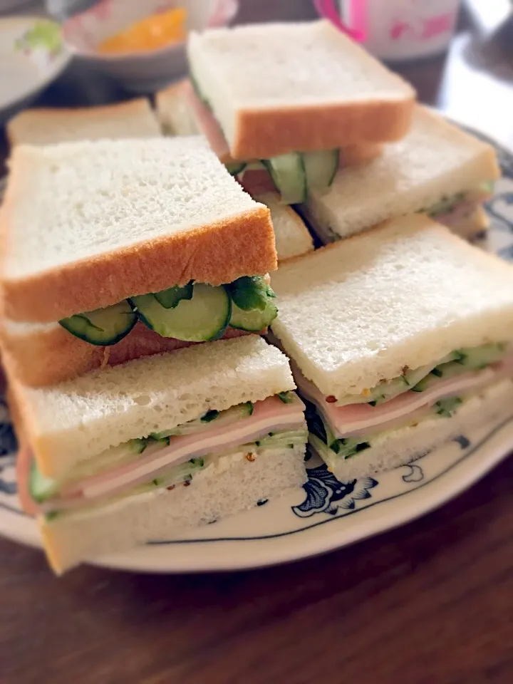 胡瓜ハムチーズの 贅沢サンドウィッチ|ちびろ菌さん