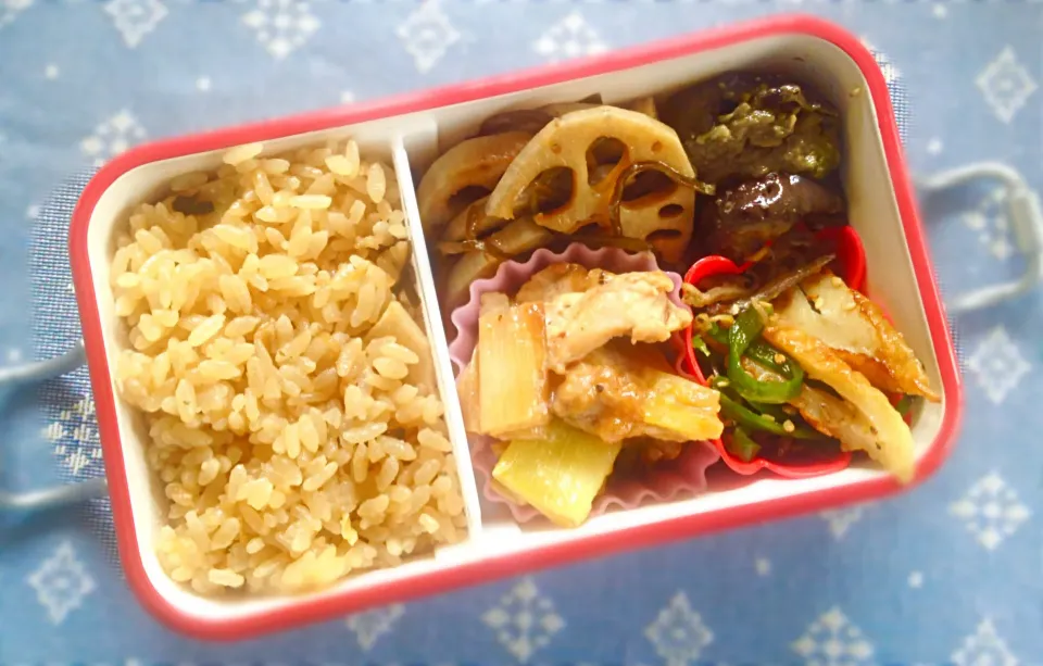 Snapdishの料理写真:今日のお弁当
♩たけのこごはん
♩鶏とねぎの甘辛炒め
♩れんこん塩昆布和え
♩なすのピリ辛ラー油炒め
♩ちくわピーマンじゃこのつくだ煮|yuiさん