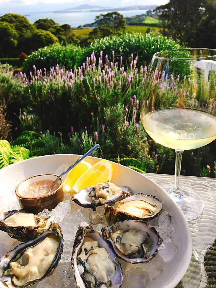 Waiheke Island home-grown oysters and chardonnay white wine|キノコ🍄さん