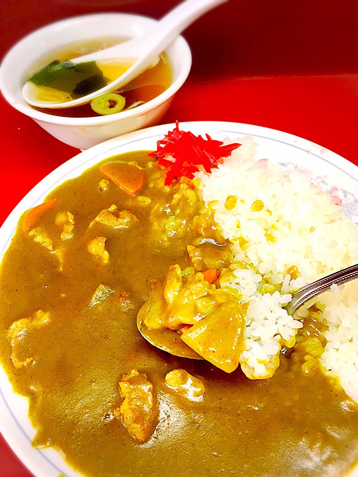 地元の 町中華 で黄色いカレーを カレー粉 小麦粉を中華鍋で炒め寸胴の中で煮込んだ豚ガラ 鶏ガラ 数種類の野菜の旨味タップリの 命のスープ でのばして中華鍋で豚肉 玉ねぎ ニンジンと炒め煮します 人柄入りのスープが醸し出すカレーの香りが最高 Harumitu Simada