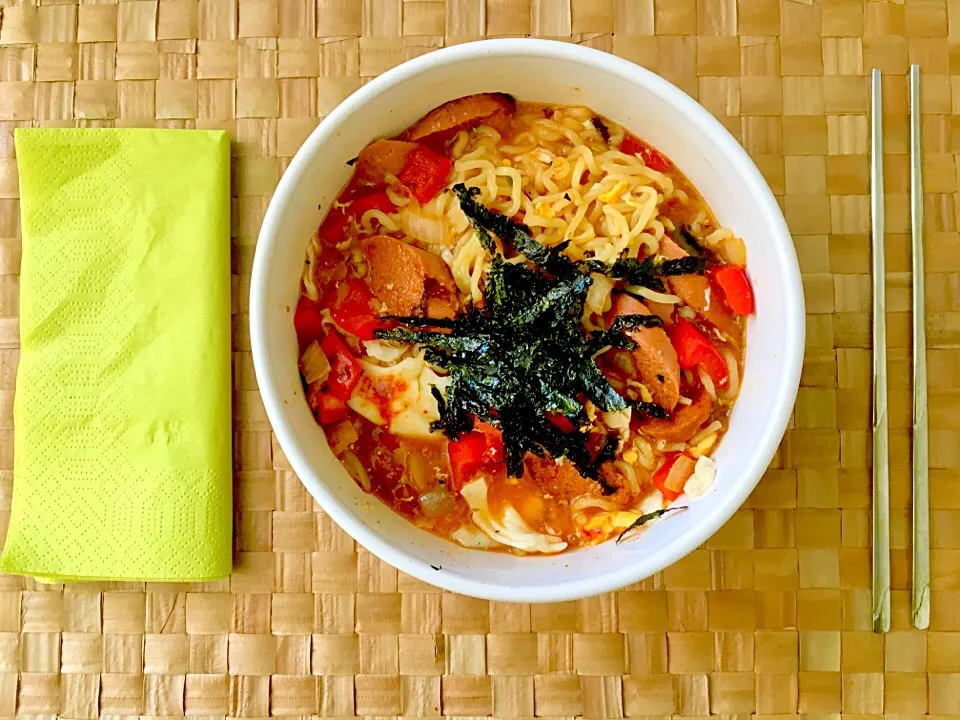 Kimchi Ramen with veggie sausage and egg! Tasty!|Tony Stewartさん