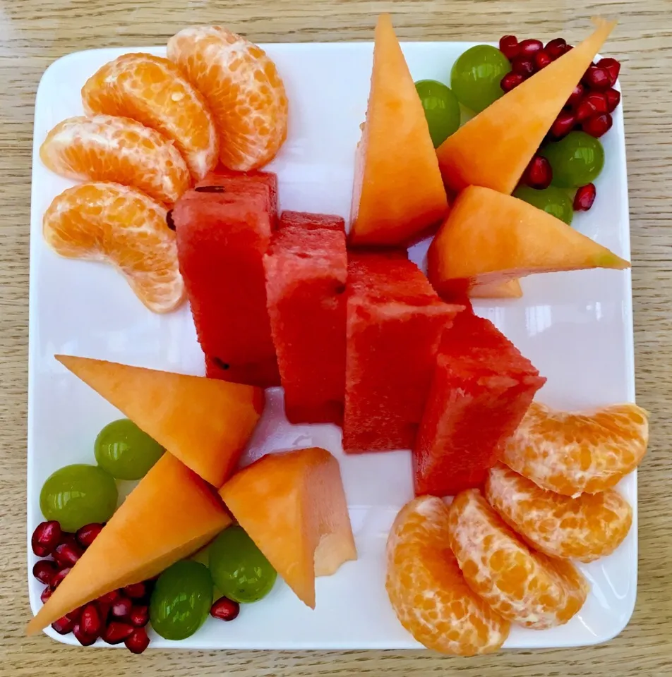 Fruit plate; Dubai, UAE|Tony Stewartさん