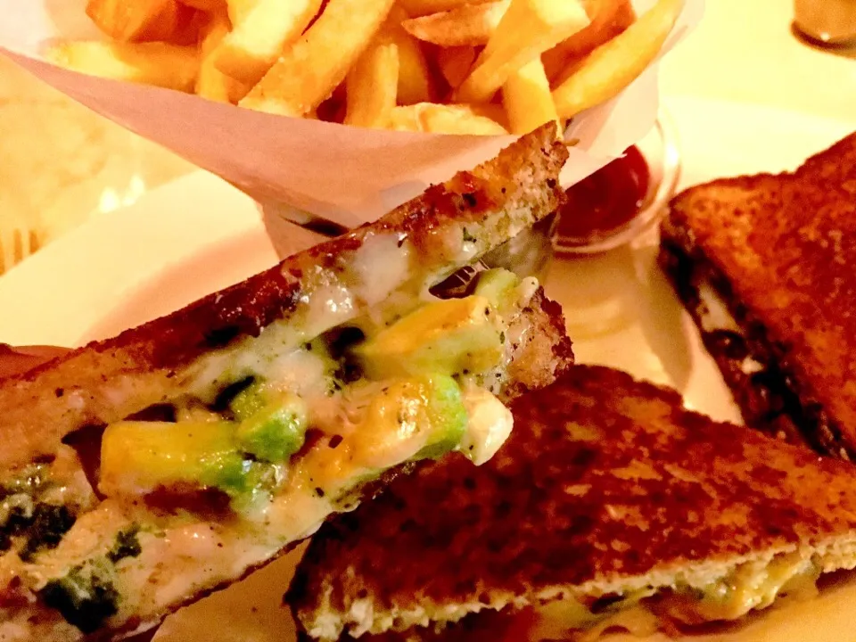 Grilled cheese and veggie sandwich, Cheesecake Factory, Dubai, UAE|Tony Stewartさん