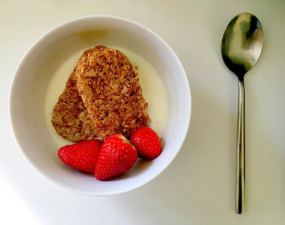 Weetabix w/strawberries! 😋|Tony Stewartさん