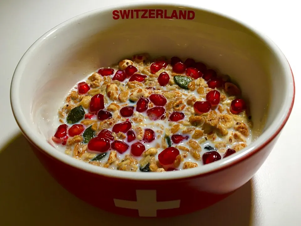 Snapdishの料理写真:Granola w/fresh pomegranate: Yum!|Tony Stewartさん