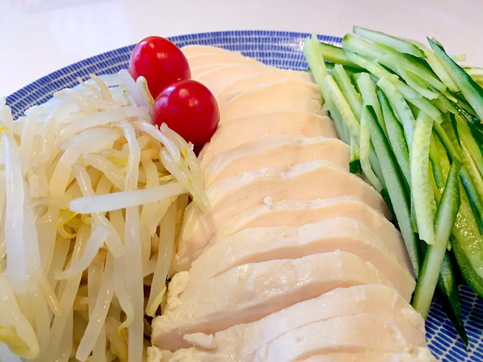 桜姫鶏の棒棒鶏風サラダ🥗
鶏胸肉を一日半塩麹に浸けて、ジプロックごとお湯にドボンで完成✨|NOBUちえさん