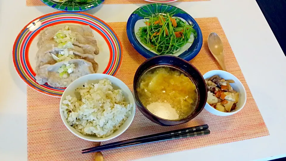 今日の夕食　豚ロースのネギ塩ダレ、豆苗のごま和え、いり豆腐、玄米、人参と卵の味噌汁|pinknari🐰🌈さん