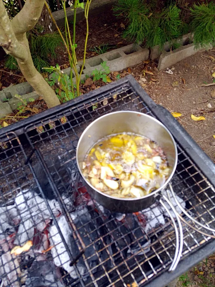 友達の家でBBQ。オリーブオイル、塩、アンチョビ、ニンニクのつけ汁に、野菜を浸して食べると教わりました(ᵔᴥᵔ)|はなかっぱともみさん