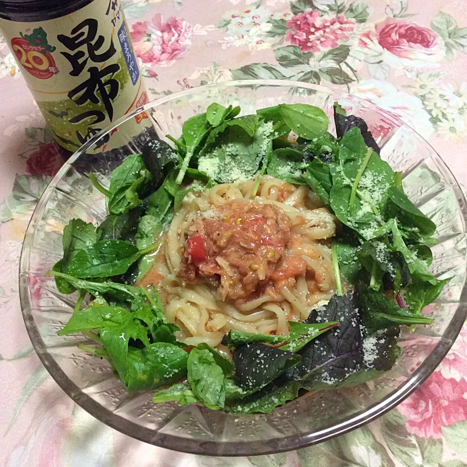 Snapdishの料理写真:トマトのこぶおろしサラダうどん💕
トマトのすりおろし1カップと昆布つゆ40cc、ニンニクチューブ2cm、マヨネーズ小1、ツナ少々を合わせたソースに稲庭うどんを和えて盛りつけたらベビーリーフとパルメザンチーズを振って完成♬|夢ーテルさん