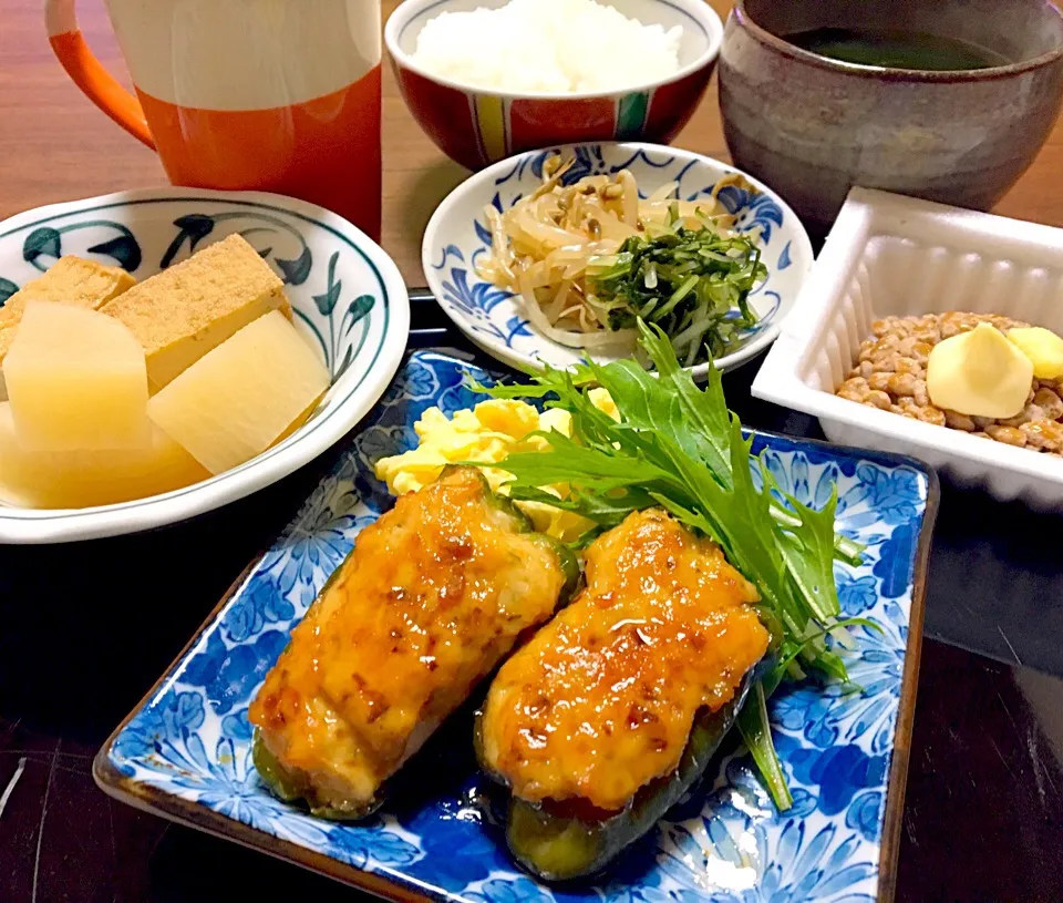 単身赴任の晩ごはん🌃🌛 ピーマン肉詰め 照り焼き   厚揚げと大根の煮物 納豆（マヨネーズ、生姜、醤油） もやしナムル 水菜の浅漬け 玉ねぎとわかめのスープ        麦ご飯|ぽんたさん