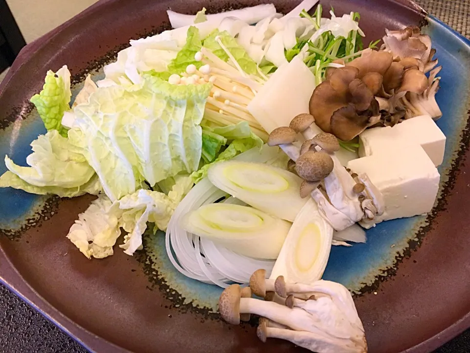 焜炉 白菜  水菜  ぶな占地  舞茸  白葱  豆腐 マロニーちゃん  餅   胡麻だれ  ポン酢  紅おろし  万能葱|ゆうじ.さん