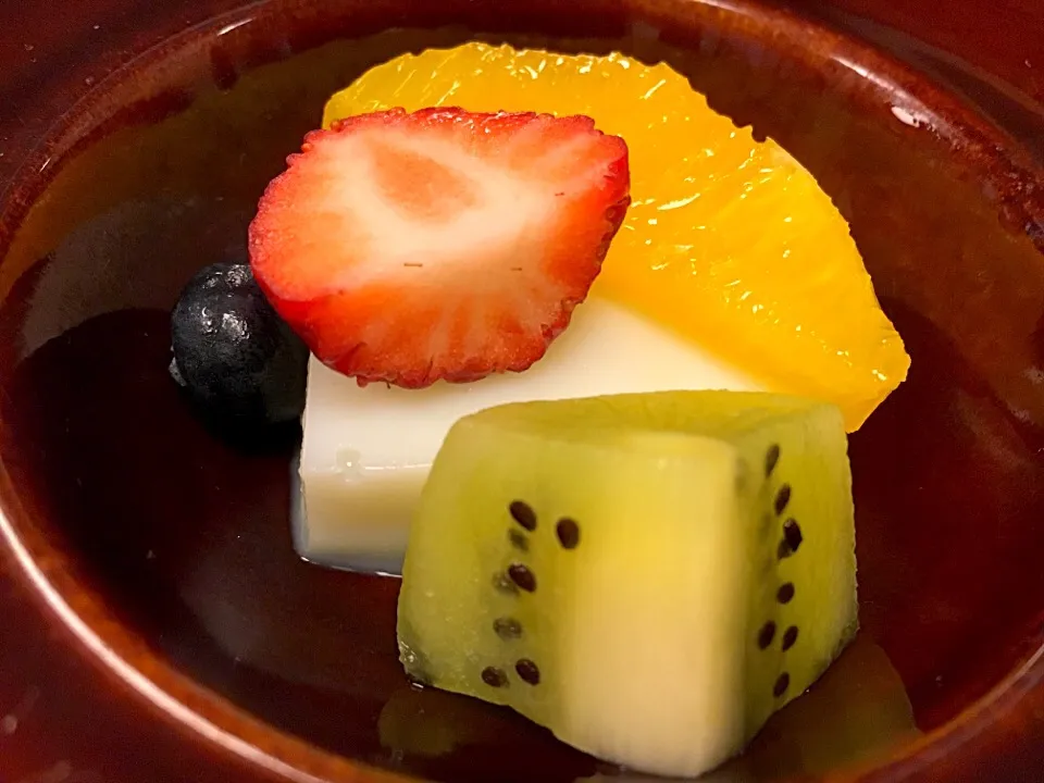 Snapdishの料理写真:嶺岡豆腐 苺🍓キウイ🥝オレンジ🍊ブルーベリー ベリーソース|ゆうじ.さん