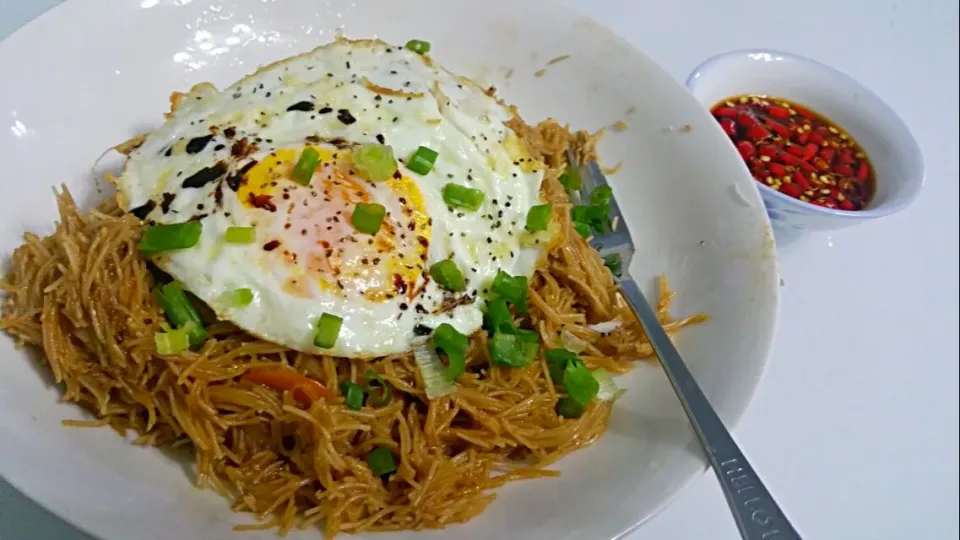 Simple dinner: Fish sauce beehoon + fried egg 😍|🌷lynnlicious🌷さん