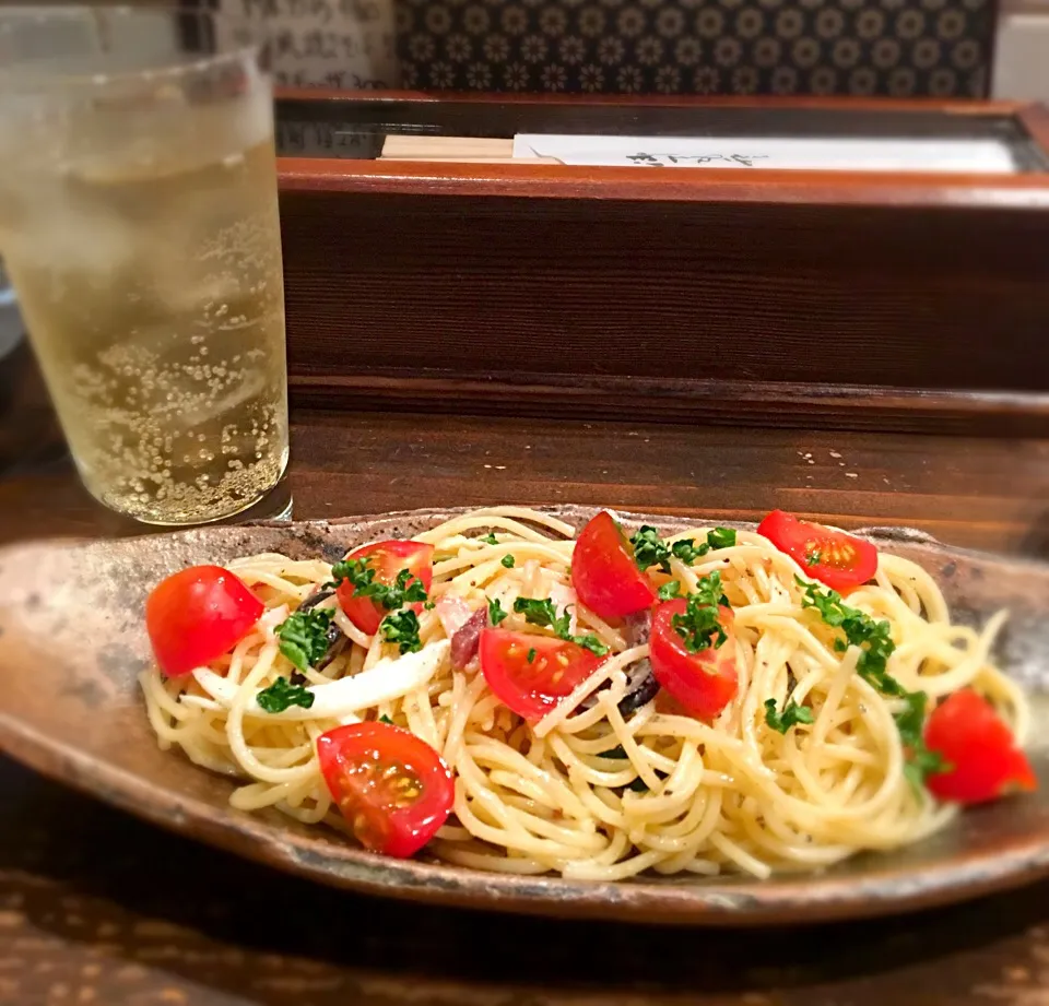 居酒屋さんの アンチョビスパサラ&角ハイ #アンチョビ  #スパサラ #濃い目角ハイ|mottomoさん