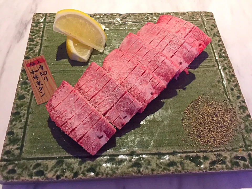 Snapdishの料理写真:#秀苑翔 #宮崎安楽牛 #生肉 
「黒毛和牛 黒タン厚切り」こんなに厚くても、とっても柔らか‼️|秀苑 天さん