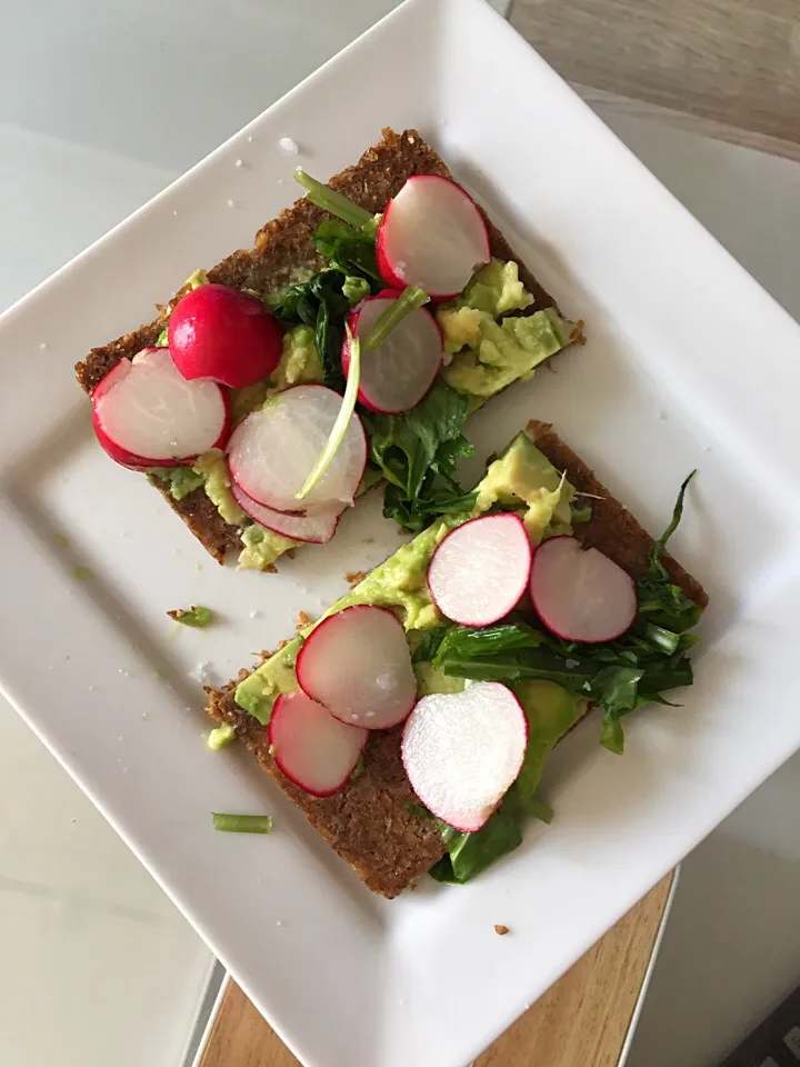 Žitný chlebík s avokádem, mědvědím česnekem a ředkvičkami ze zahrádky #radicchio #radish #avocado #bread|LucieFoodさん