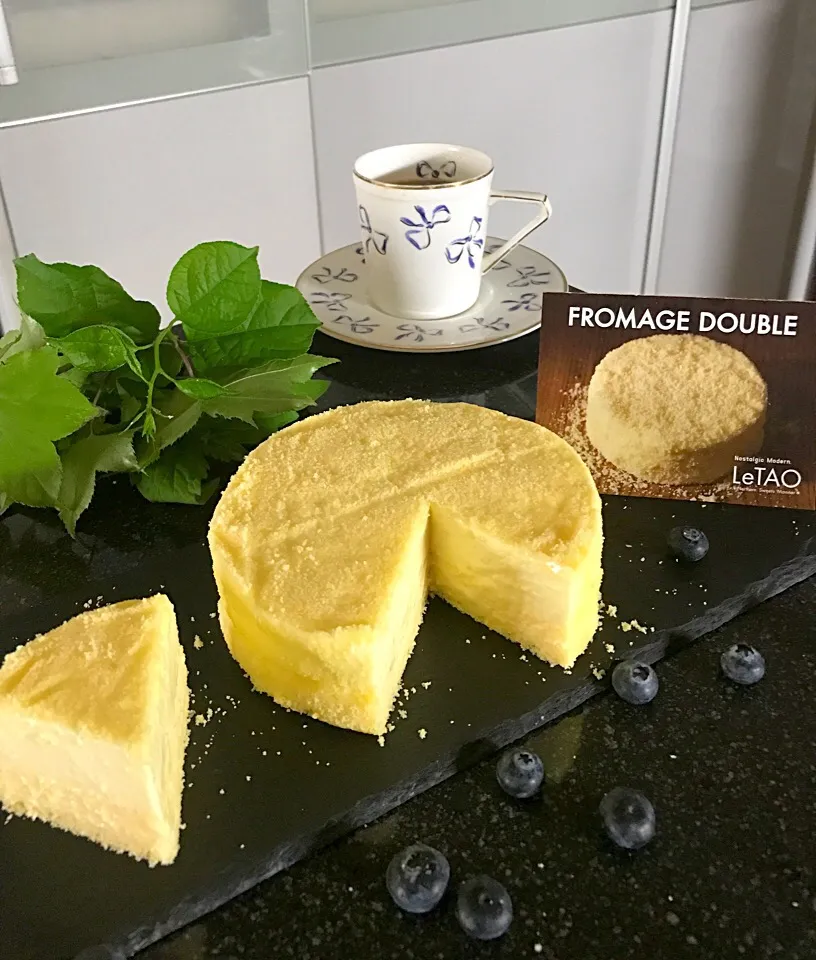 Snapdishの料理写真:息子の北海道土産は
LeTAOのFROMAGE DOUBLE|シュトママさん