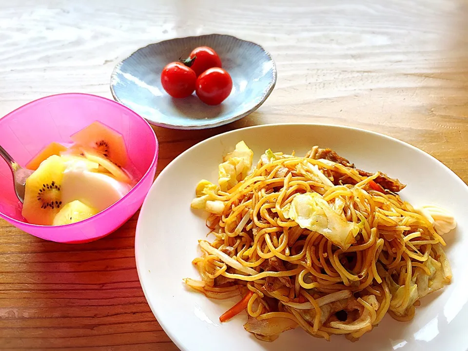 焼きそば、キウイ🥝とヨーグルト。#焼きそば|pepiさん