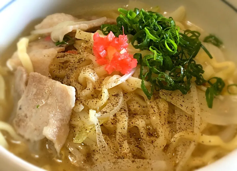 Snapdishの料理写真:沖縄そば風ラーメン
#ランチ  #本場沖縄の麺  #シャンタン  #煮干出汁  #豚バラ肉代用|mottomoさん