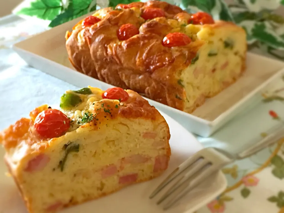 ベーコン、🍅、ピーマンのケークサレ♪|あゆさん