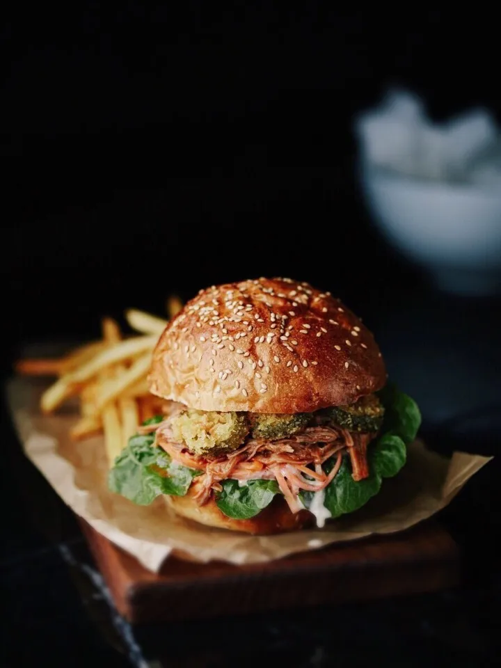 Snapdishの料理写真:Beef burger/ crisps gherkin/ BQQ pork/ apple salad|Sav@ury by @uNさん