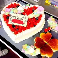 Snapdishの料理写真:結婚式二次会のケーキを作らせて
もらいました♡
弟のために姉がんばった。笑
ショートとクローバーは弟がすきなチーズケーキ。今回はスフレにました。
お花はシュガークラフトで。生クリームの上に直接置けないからホワイトチョコで土台を作って。
喜んでくれたらいいな...♪*ﾟ
#ウエディングケーキ#ハート#クローバー#ショート|あずささん