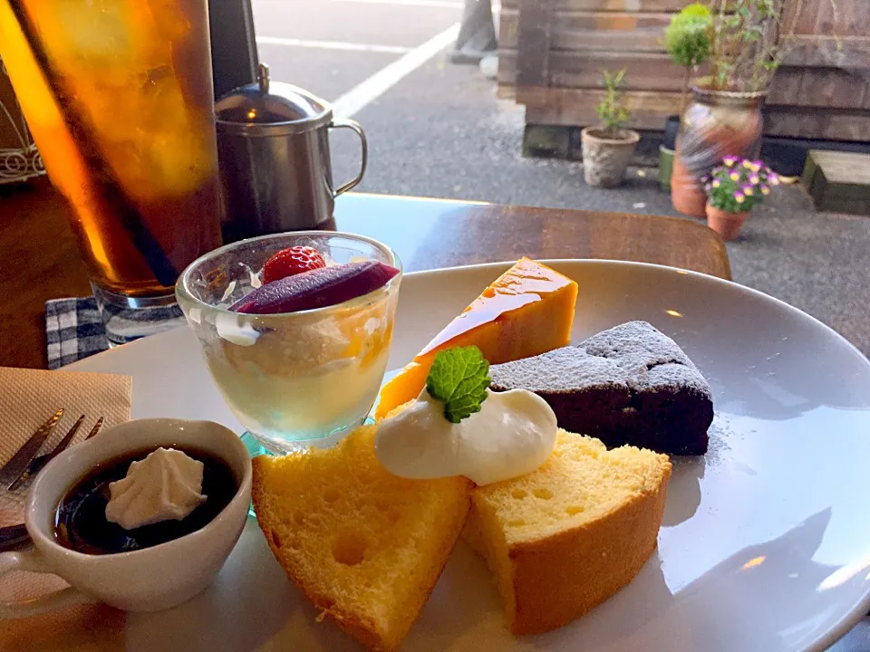 黒豆のチョコレートケーキ🍫ふわふわシフォンケーキ🍰かぼちゃのケーキ🎃コーヒーゼリー☕️アイスクリーム🍨|Jessy♡さん