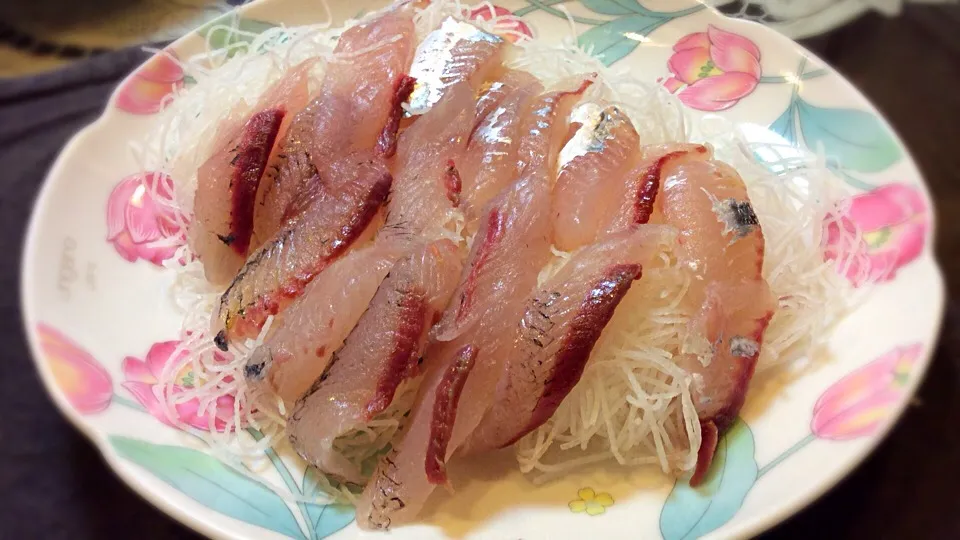 Snapdishの料理写真:今宵の、アテ🐟😋「さあ〜このお刺身なんでしょ〜〜⁉️」GW暇な方レッツチャレンジ😂|アライさんさん