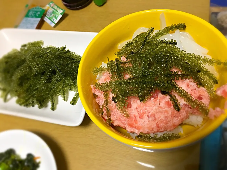 マグロたたき丼海ぶどうのせ🤗|あるぽんちさん