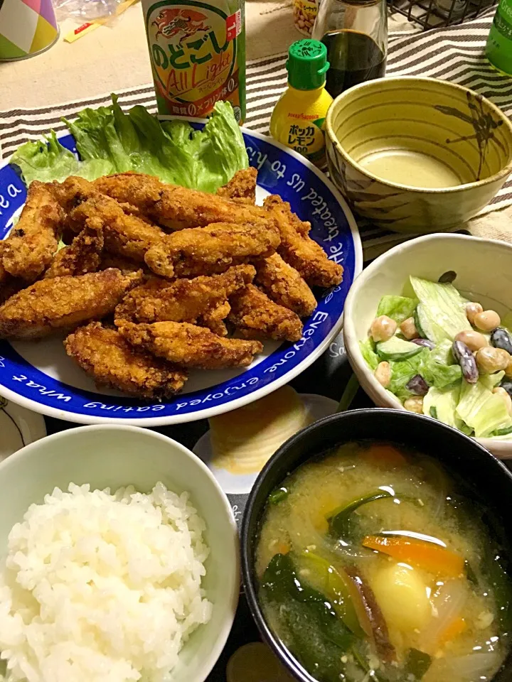 鶏手羽元唐揚げ、豆入りサラダ、味噌汁(玉ねぎ、人参、ジャガイモ、椎茸、ほうれん草)(｡･о･｡)|ライムさん