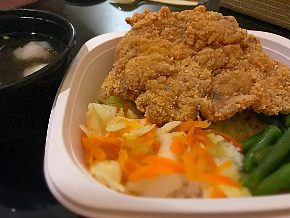 Snapdishの料理写真:酥嫩鸡腿排饭
#腹ペコdish #鶏もも旨し|女神さん