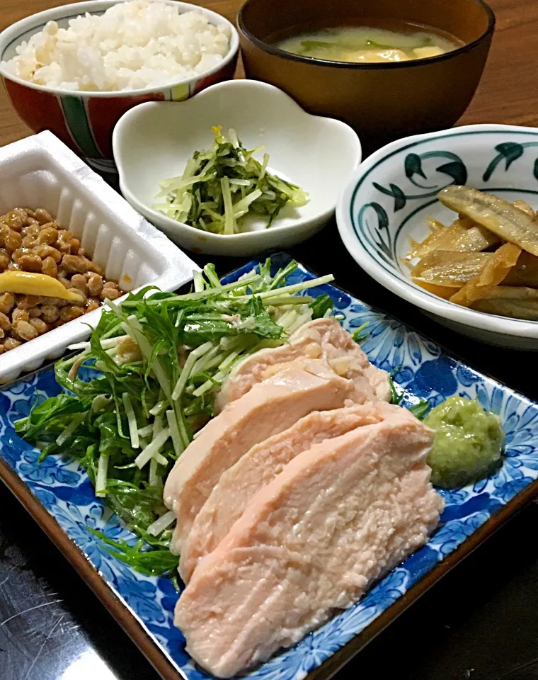 単身赴任の晩ごはん 🌃🌙
チョ〜、やわらか茹で鶏 山葵醬油で  
水菜のサラダ ツナドレ
ベーコンごぼう
納豆（寿司酢、醤油、芥子、すりゴマ）
水菜の浅漬け
玉ねぎとわかめと揚げの味噌汁
麦ご飯|ぽんたさん