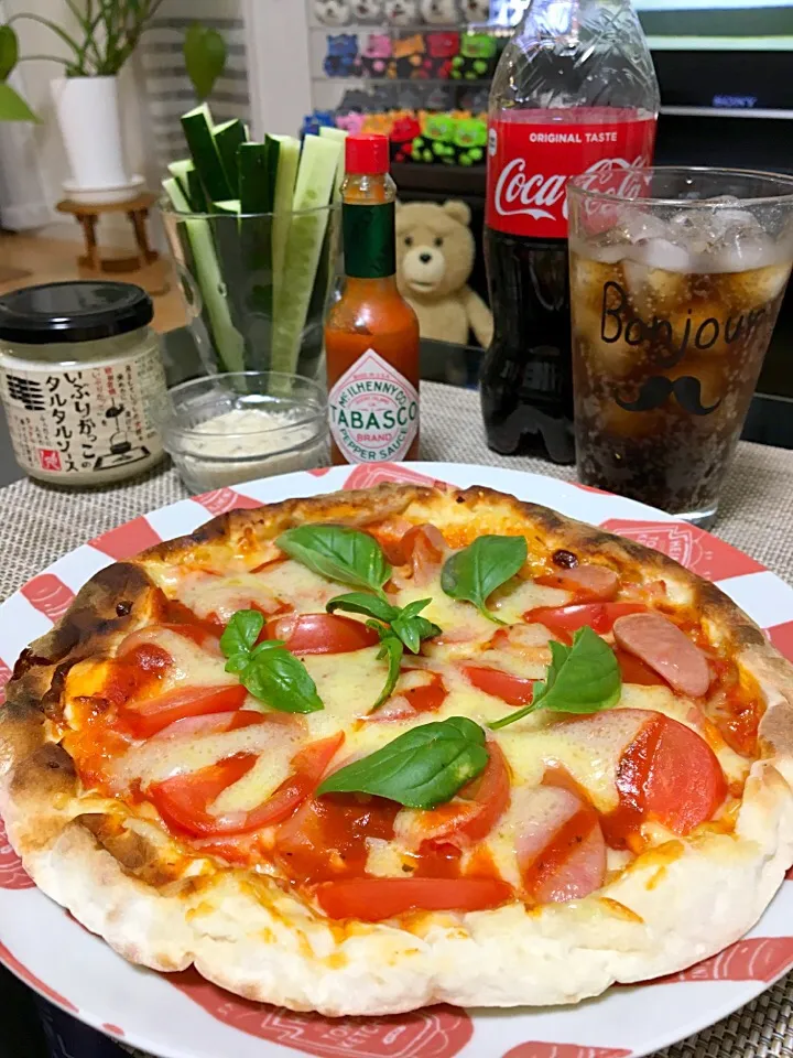 Snapdishの料理写真:ピッツァ🍕きゅうりスティック🥒|ゆかりさん