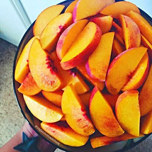 Snapdishの料理写真:🍑🍑🍑🍑How Sweet & Juicy Do These Peaches Look??? 🍑🍑🍑🍑 They Were So Sweet & Juicy🍑🍑🍑🍑My mom put her knife Skills To Use #Fruit #Snack/Teatime #Healthy 🍑🍑🍑🍑|Alisha GodsglamGirl Matthewsさん