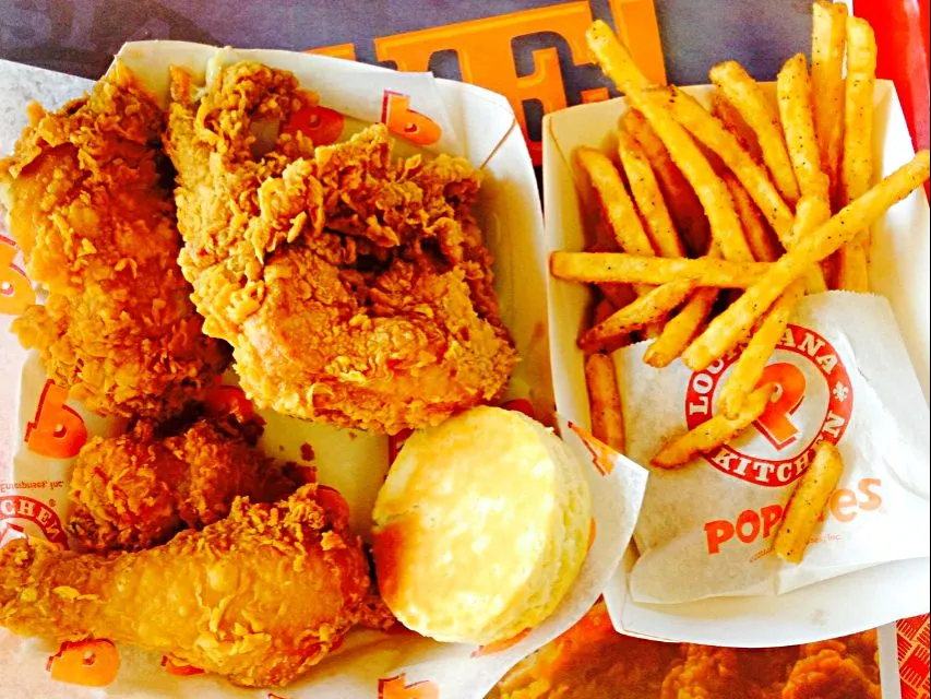 🍗🍗🍗🍗🍗My Friend Joined Me For #Lunch at Popeyes 🍗🍗🍗🍗🍗 #Chicken #Meat/Poultry French Fries & A Biscuit #Side dish #Bread 🍗🍗🍗🍗🍗|Alisha GodsglamGirl Matthewsさん