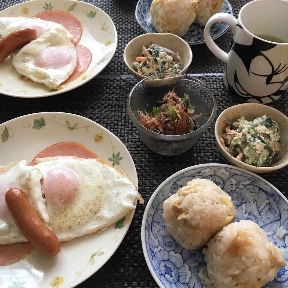 今日のお昼ごはん🍚 昨日の筍ご飯でおにぎり🍙とほうれん草の白和え
ほうれん草のお浸し、ハムエッグ、ウインナーはおまけ😋|らいとさん