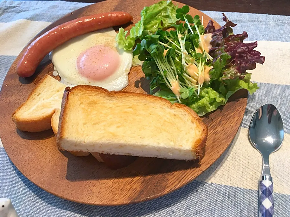 目玉焼きとトーストモーニング|モトミさん