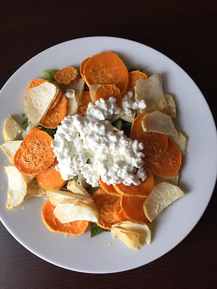 Pečené batáty a celer na listovém salátku se sýrem cottage #batáty #sweetpotato #celery #salat #cottage #salad|LucieFoodさん