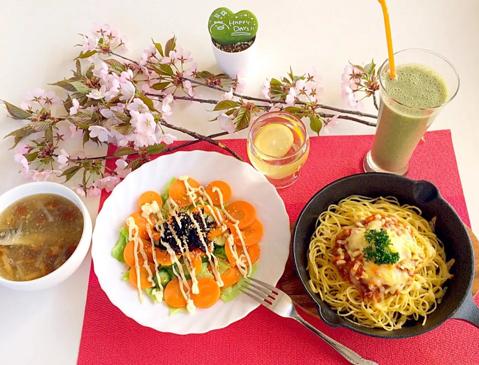 朝ごはんは勝負飯( ◠‿◠ )
スキレットでミートスパゲッティ🍝
とろけるチーズたっぷり🧀旨旨〜🤗
温野菜サラダ🥗ひじきマリネたっぷり💕アジ煮干し入りなめこ味噌汁👍
いつものレモン水🍋
いつもの甘酒スムージー(￣▽￣)
今日も元気玉でスタートしましたよ💖|はみちゃんさん