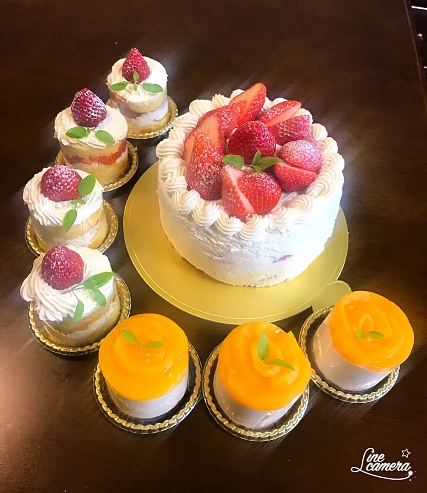 プレこどもの日🎏 息子来ました( ´∀｀)
苺ショート🍓🎂&おまけのおチビケーキ🍰|とんちんさん