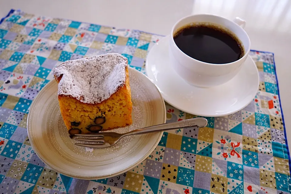 朝食。
黒豆入り、自家製おからのノンオイルパウンドケーキ|ユキ❄︎ミライさん