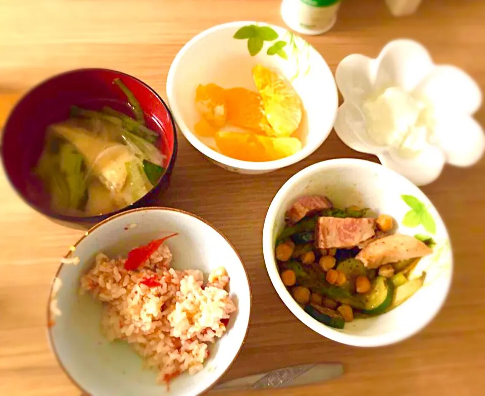 昨日の朝食:
トマトご飯、油揚げとネギ味噌汁、夏みかん、ヨーグルト、ひよこ豆とローストポークとアスパラとスキッニー|ゆんみさん