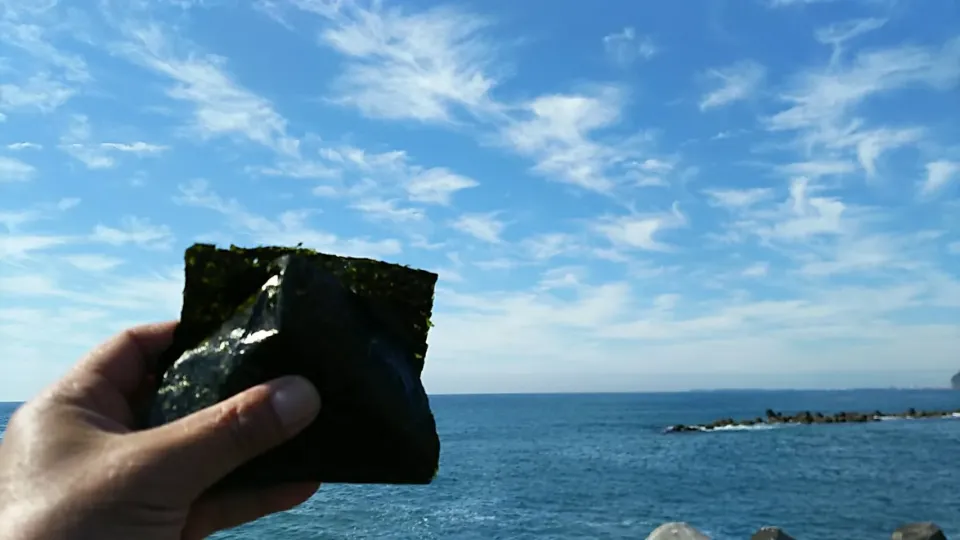 青い空と海で食べるおにぎり🍙は最高です♪|kamekameさん