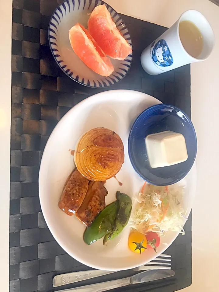 Snapdishの料理写真:新玉ねぎステーキランチ|Coccoさん